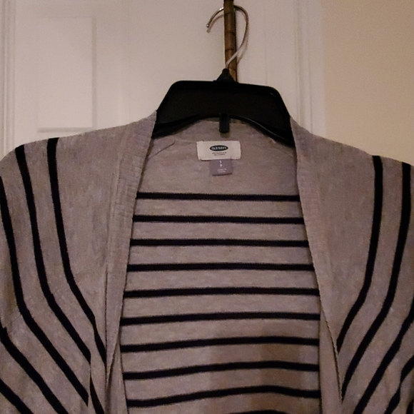 Old navy cardigan. Size small. - Picture 2 of 4